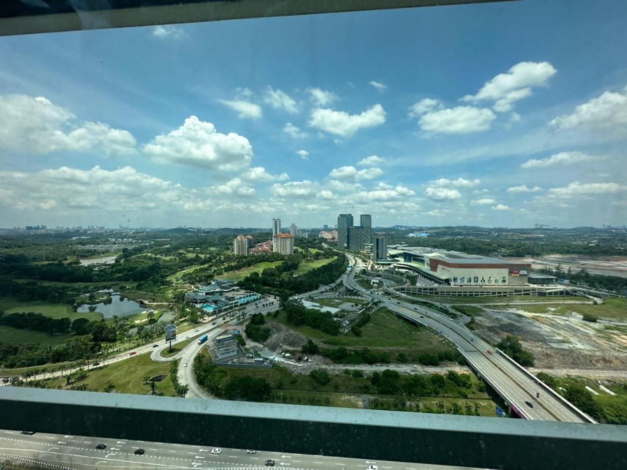 Pangsapuri Conezion, Goft View, High Floor, Ioi City,ioi Mall